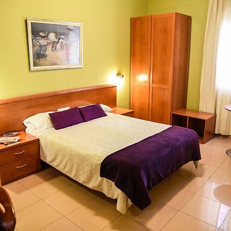 Hotel Dora Plasencia Esterno foto