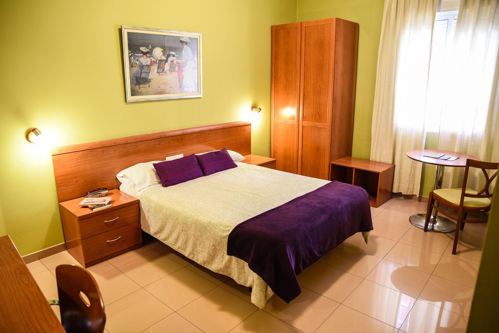 Hotel Dora Plasencia Esterno foto