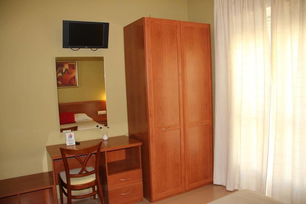 Hotel Dora Plasencia Esterno foto