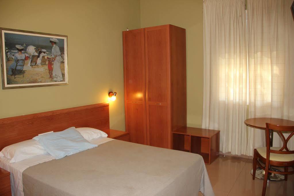 Hotel Dora Plasencia Esterno foto