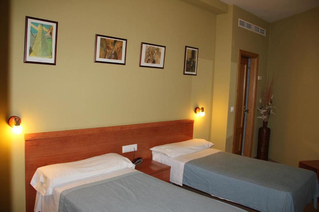 Hotel Dora Plasencia Esterno foto